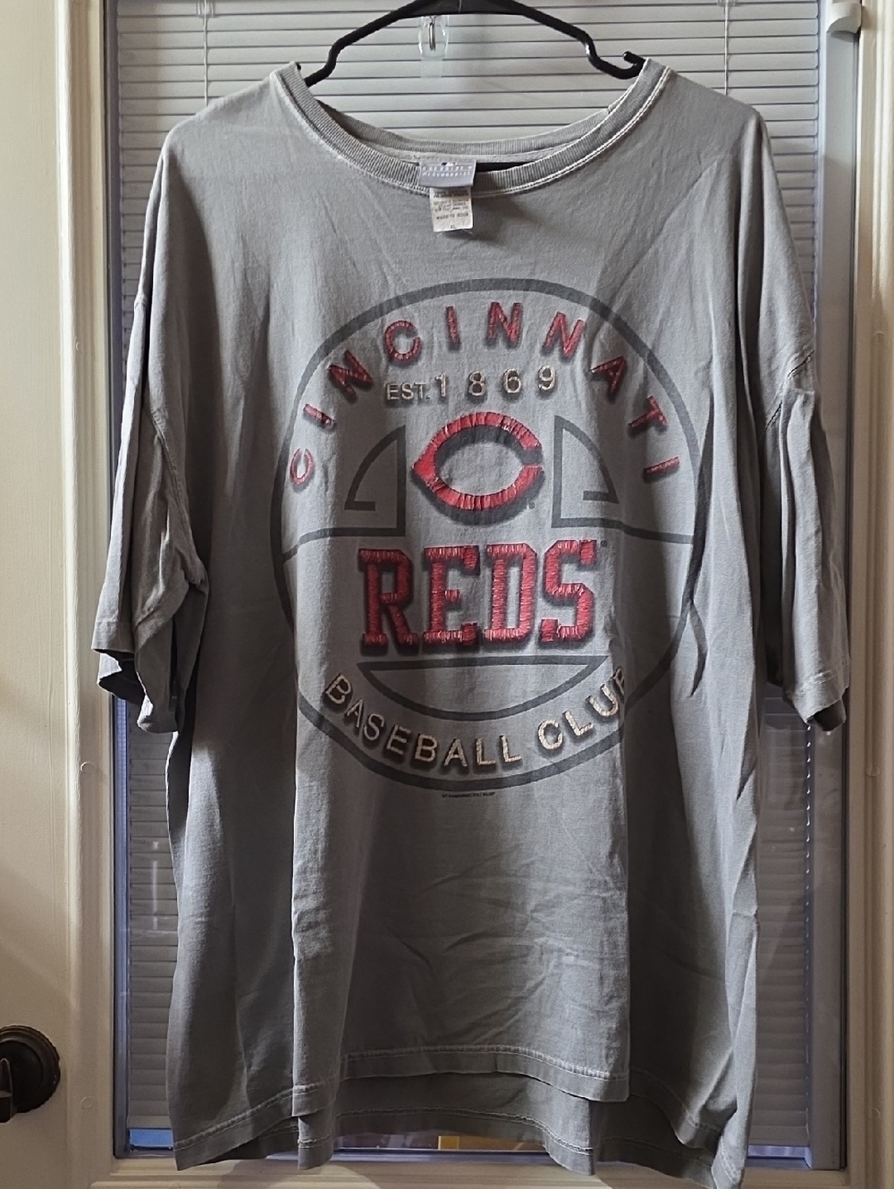 Genuine Merchandise Gray Cincinnati Reds Graphic Tee